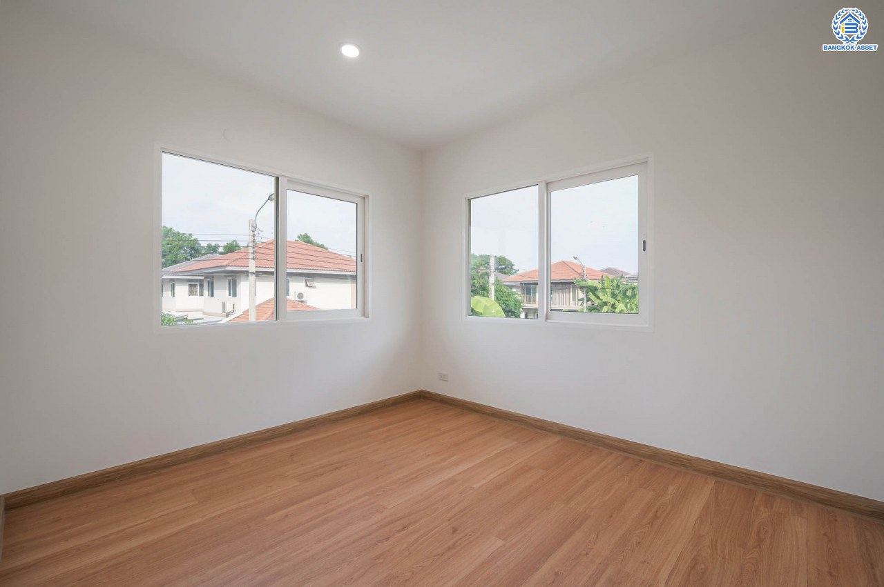 บ้านมือสองตกแต่งใหม่ จากแบรนด์Sansiri โครงการ คณาสิริ วัดพระเงิน หลังมุม ตกแต่งสไตล์โมเดิร์น เนื้อที่ 55.7 ตร.ว. ฟังก์ชัน 3 ห้องนอน 2 ห้องน้ำ 1 ห้องอเนกประสงค์ จอดรถได้ 2 คัน บนทำเลเดินทางสะดวก ใกล้รถไฟฟ้าสายสีม่วง "สถานีตลาดบางใหญ่" จุดขึ้นทางด่วน "ศรีรัช" และเซ็นทรัลเวสต์เกต